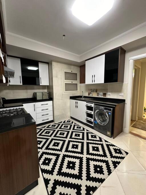 Royal Near Star Mall 3 Bedroom Apartment Cairo